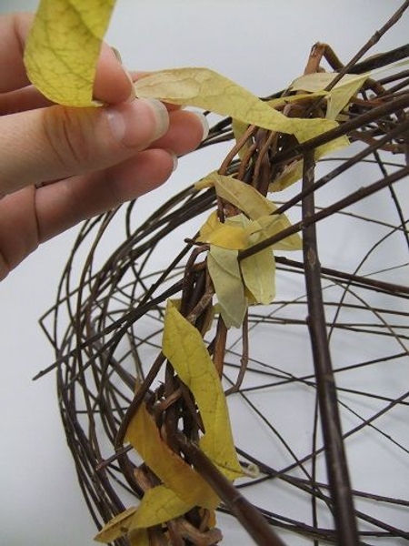 Overlap the swirls to secure the previous strand Overlap the swirls to secure the previous strand