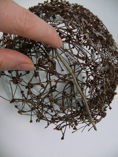 Glue bigger twigs to the outside Glue bigger twigs to the outside