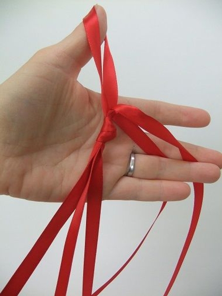 Knot the ribbon at the top to combine Knot the ribbon at the top to combine