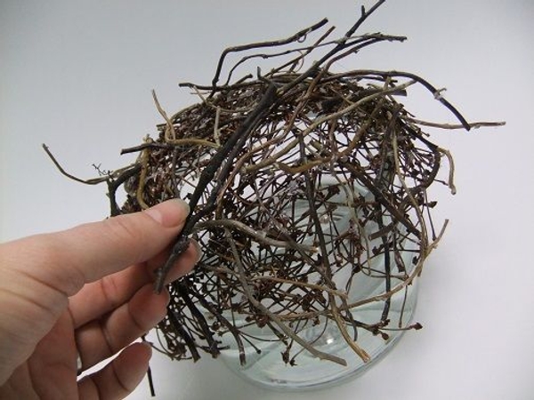 Lay a few bigger twigs over the dome. Lay a few bigger twigs over the dome.