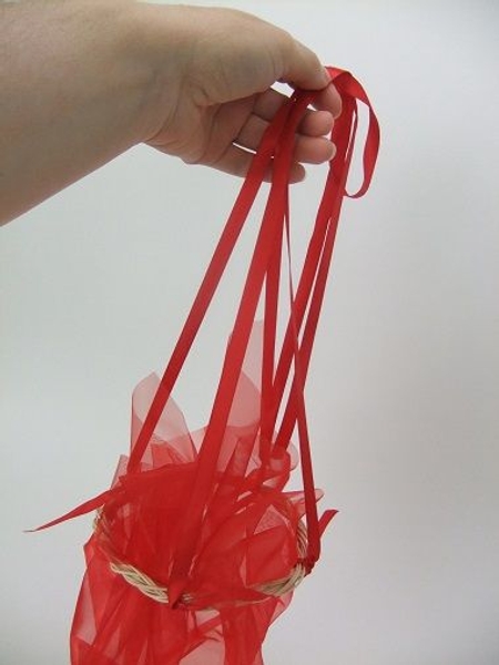 Make sure the basket hangs straight when you carry it by the ribbon. Make sure the basket hangs straight when you carry it by the ribbon.