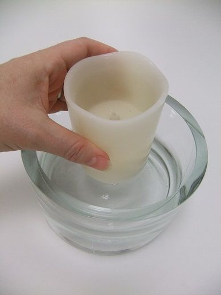 Place the candle in the container Place the candle in the container
