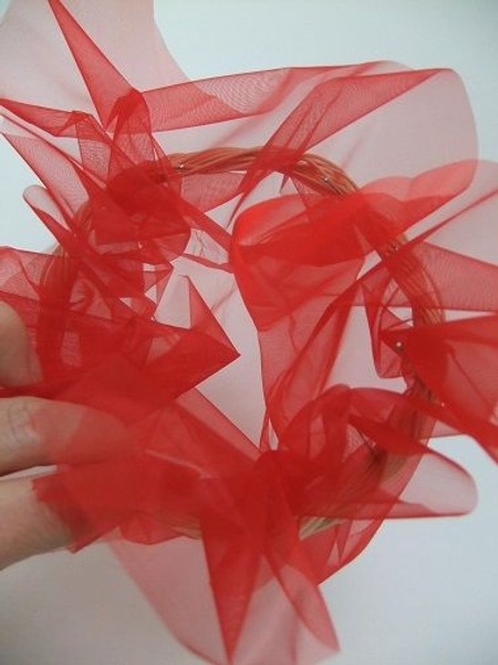 Pull the net through the wreath and fan it open Pull the net through the wreath and fan it open