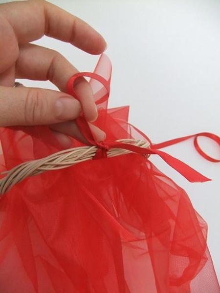 Tie ribbon to the wreath Tie ribbon to the wreath