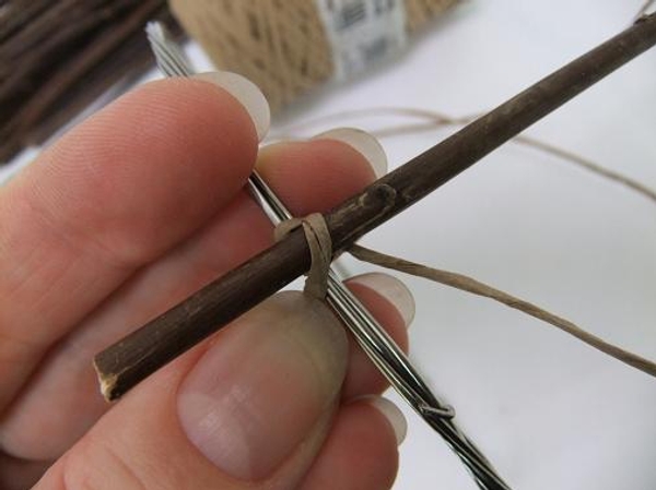 Bind the twig to the circle with bind wire Bind the twig to the circle with bind wire