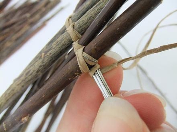 Catch the wire circle with the other wire before adding the next twig Catch the wire circle with the other wire before adding the next twig