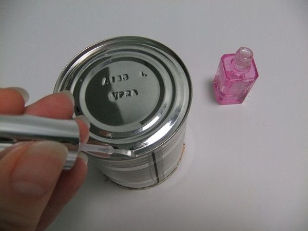 Paint the bottom rim of the can with a bit of clear nail varnish. Paint the bottom rim of the can with a bit of clear nail varnish.