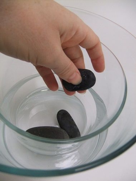 Place a few pebbles in the dry inside vase. Place a few pebbles in the dry inside vase.