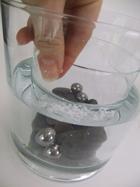Sprinkle a thick layer of wax snow to float in the water. Sprinkle a thick layer of wax snow to float in the water.