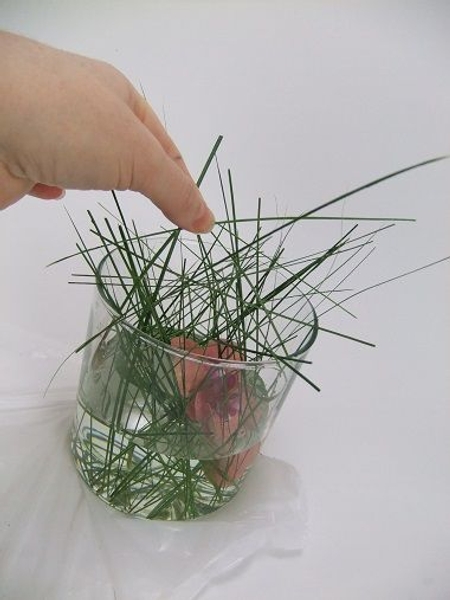 Cross a few strands and secure with floral glue. Cross a few strands and secure with floral glue.