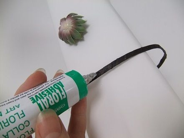 Add a bit of glue to the headband and set aside for the glue to become tacky Add a bit of glue to the headband and set aside for the glue to become tacky