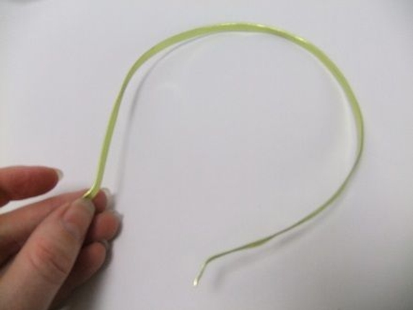 Bend the wire in the shape of an Alice band.jpg Bend the wire in the shape of an Alice band.jpg