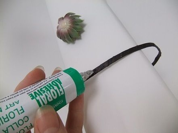 Hook the headband over something to keep it steady and upright while you design. Hook the headband over something to keep it steady and upright while you design.
