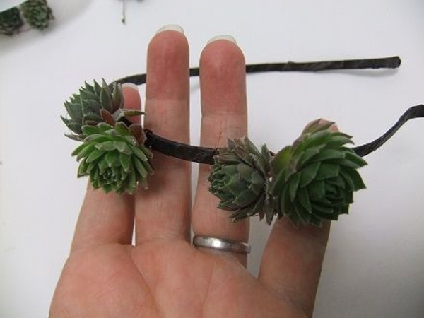 Wire headband ready for some floral details Wire headband ready for some floral details