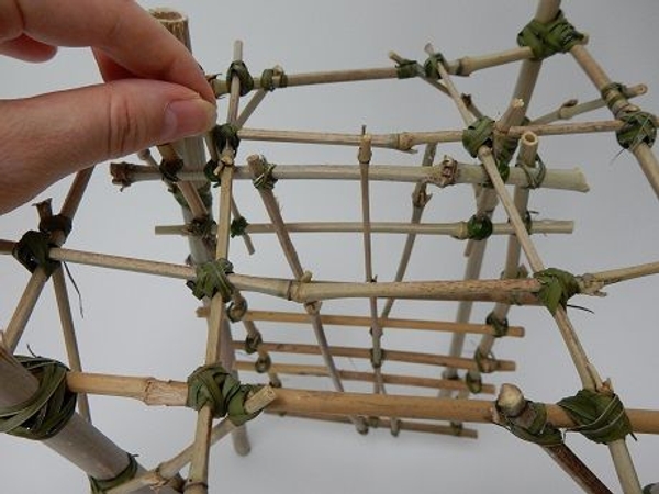 Hook the panel into the bamboo scaffolding armature Hook the panel into the bamboo scaffolding armature