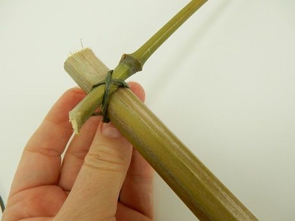 Latch the bamboo together with bind wire. Latch the bamboo together with bind wire.