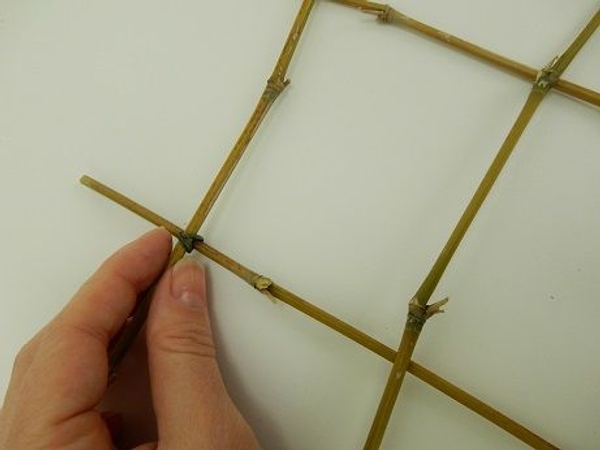 Latch the corners Latch the corners