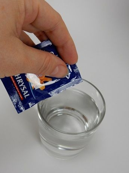 Pour some flower food into fresh room temperature water. Pour some flower food into fresh room temperature water.