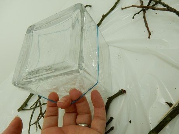 Stretch an elastic band around the cube vase Stretch an elastic band around the cube vase