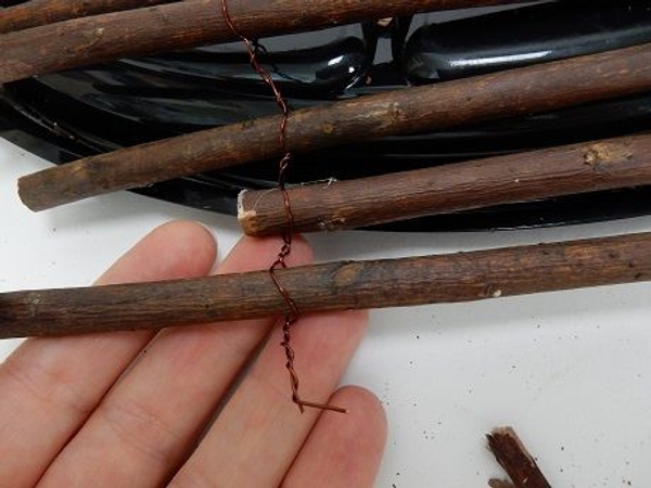 Add one more twig to create a hook to hang the armature from Add one more twig to create a hook to hang the armature from