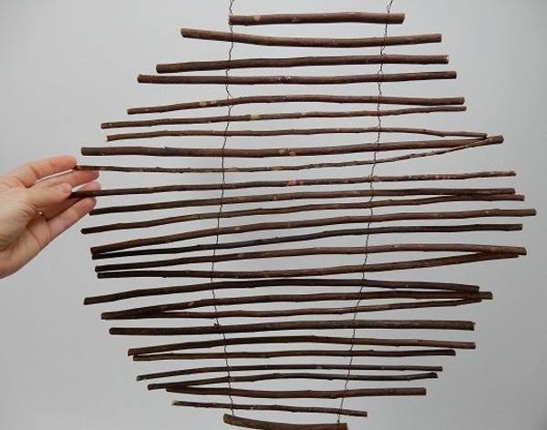 Hang the armature and adjust the twigs Hang the armature and adjust the twigs