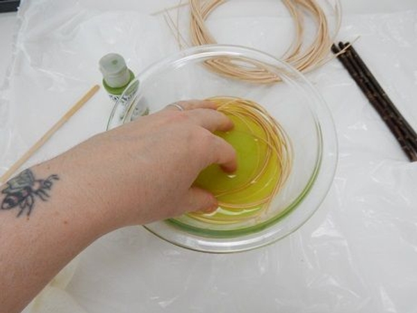 Soak the cane in the thin paint water Soak the cane in the thin paint water