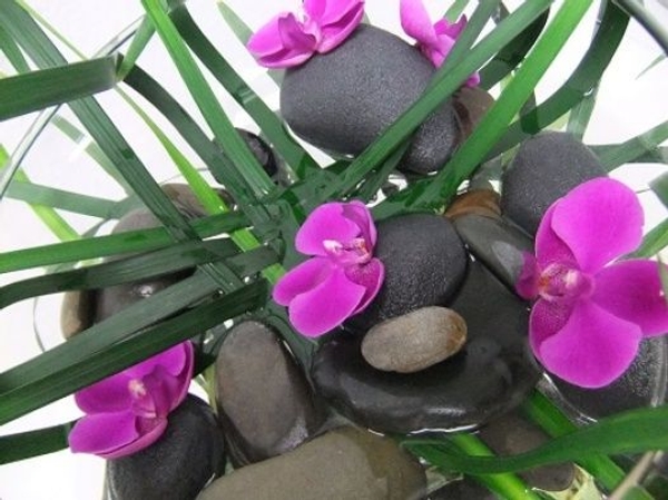 Weaving grass and floral foam pebbles Weaving grass and floral foam pebbles