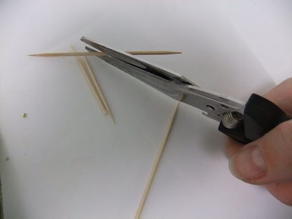 Cut bamboo skewers smaller at a very sharp angle Cut bamboo skewers smaller at a very sharp angle