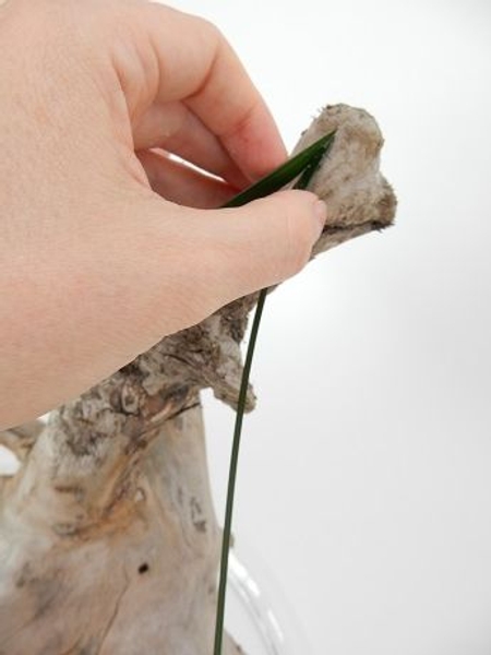 Glue another blade of grass to the top of the driftwood Glue another blade of grass to the top of the driftwood