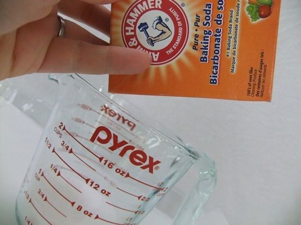Measure out 3/4 cup of the baking soda. Measure out 3/4 cup of the baking soda.