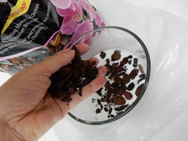 Pour the bark chips into the glue mixture to soak Pour the bark chips into the glue mixture to soak