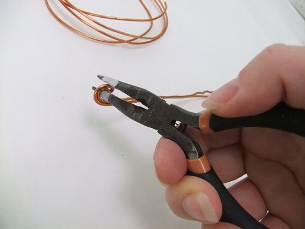 Start to roll the wire. Start to roll the wire.