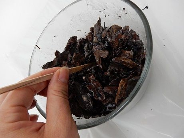 Stir the bark into the glue Stir the bark into the glue
