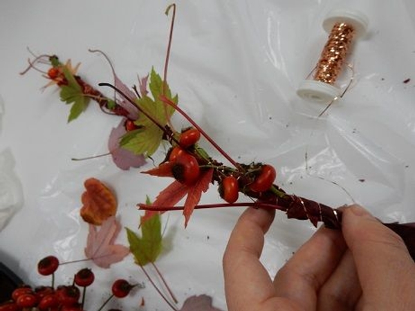 Add rose hips to decorate Add rose hips to decorate