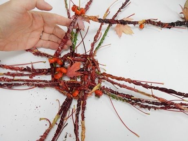 Be careful not to twist the garland and to keep the rosehips and leaves from damaging Be careful not to twist the garland and to keep the rosehips and leaves from damaging