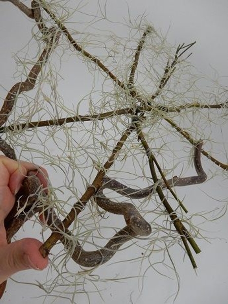 Bend the twigs slightly to wedge in the other end Bend the twigs slightly to wedge in the other end