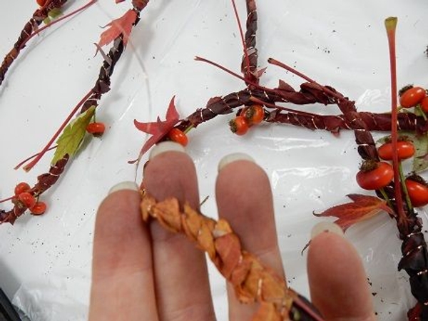 Continue to add leaves and create a long garland Continue to add leaves and create a long garland