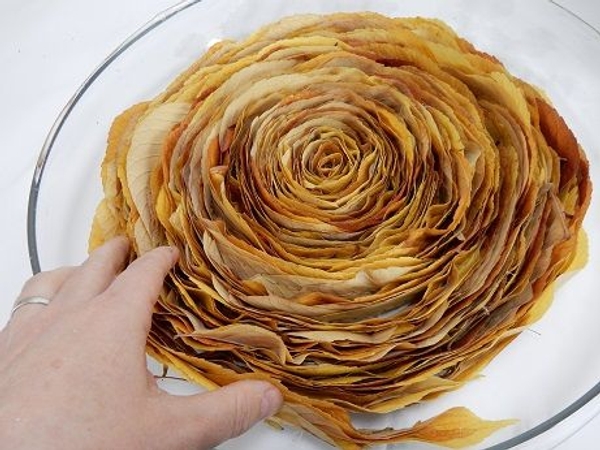 Press the swirl down so that the bottom folded edge remain flat Press the swirl down so that the bottom folded edge remain flat