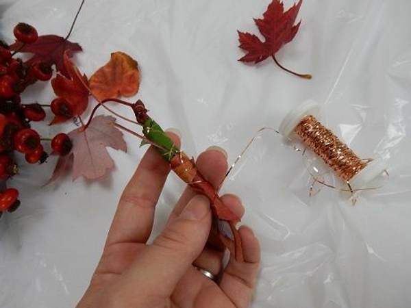 Start to wrap the leaves with wire Start to wrap the leaves with wire
