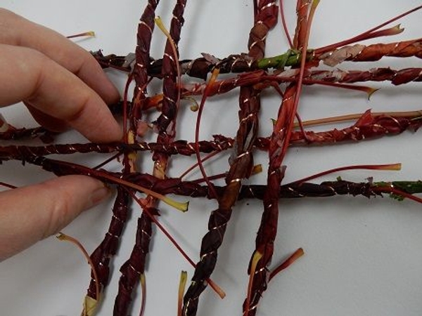 Wiggle the garlands to close the weave Wiggle the garlands to close the weave