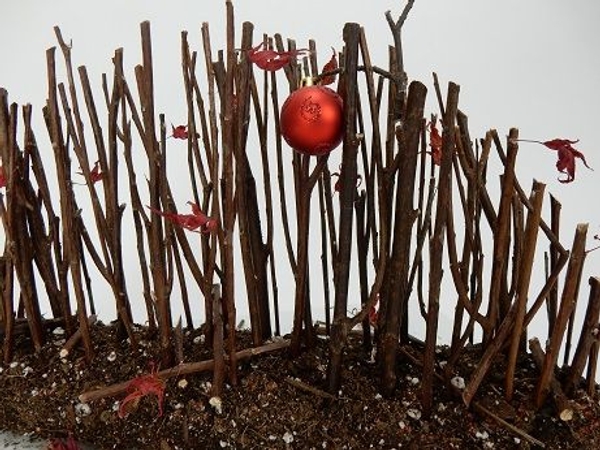 Hang a single bauble in the twig design Hang a single bauble in the twig design