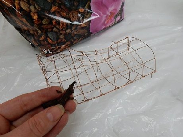 Cover the wire frame with bark Cover the wire frame with bark