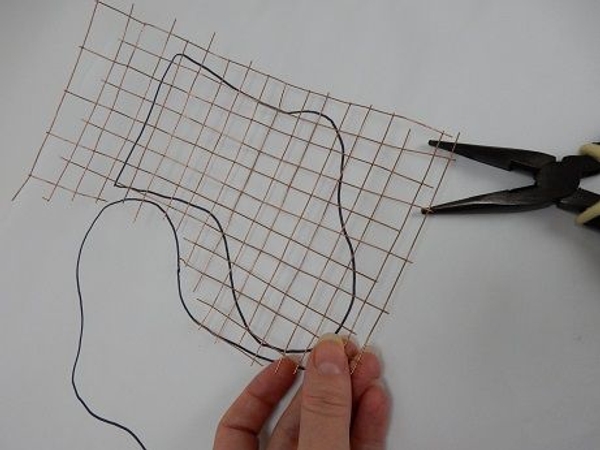 Cut the mesh to the shape of the template Cut the mesh to the shape of the template