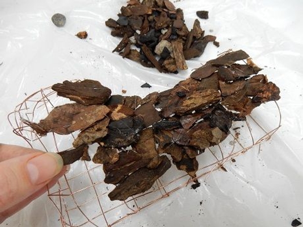 Glue chips allaround the wire stocking Glue chips allaround the wire stocking