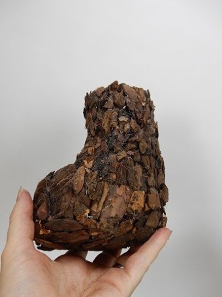 Inspect the stocking armature and add chips of bark where there is gaps Inspect the stocking armature and add chips of bark where there is gaps