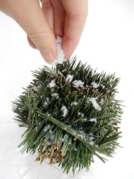 Lightly dusting the entire cube with artificial snow Lightly dusting the entire cube with artificial snow