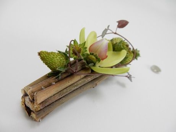 Magnetic twig corsage Magnetic twig corsage