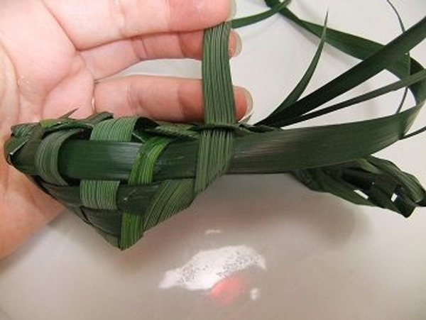 Continue weaving until you have a single leaf on each side pointing to the heel Continue weaving until you have a single leaf on each side pointing to the heel