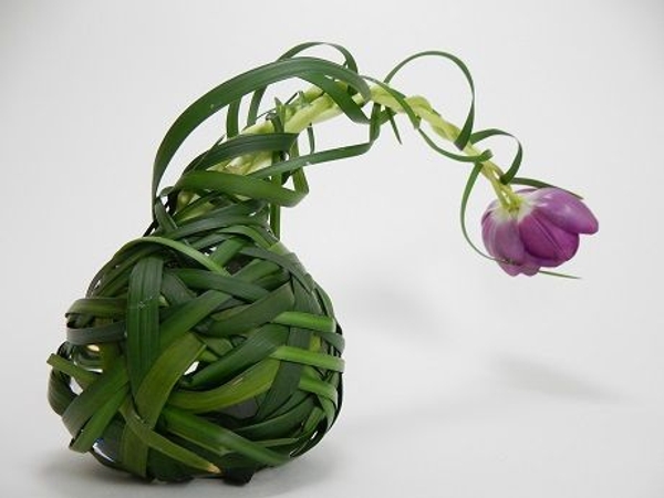 Cover the glass bubble shaped vase with woven grass Cover the glass bubble shaped vase with woven grass