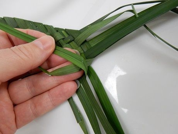 Cross the inner most leaves Cross the inner most leaves